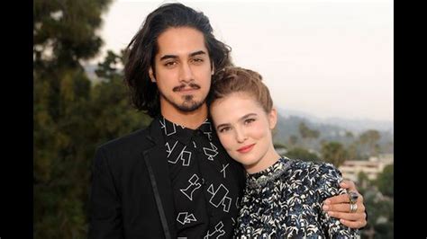 is zoey deutch still dating.